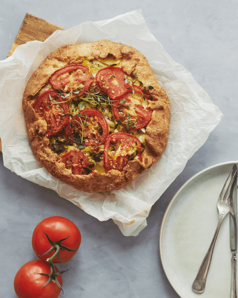 Galette med ærtemel og tomater