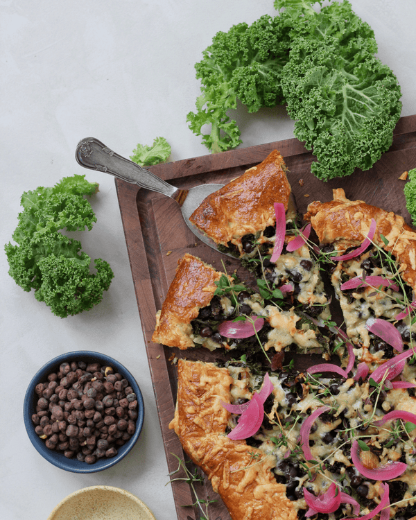 Galette med gråærter, kål og svampe