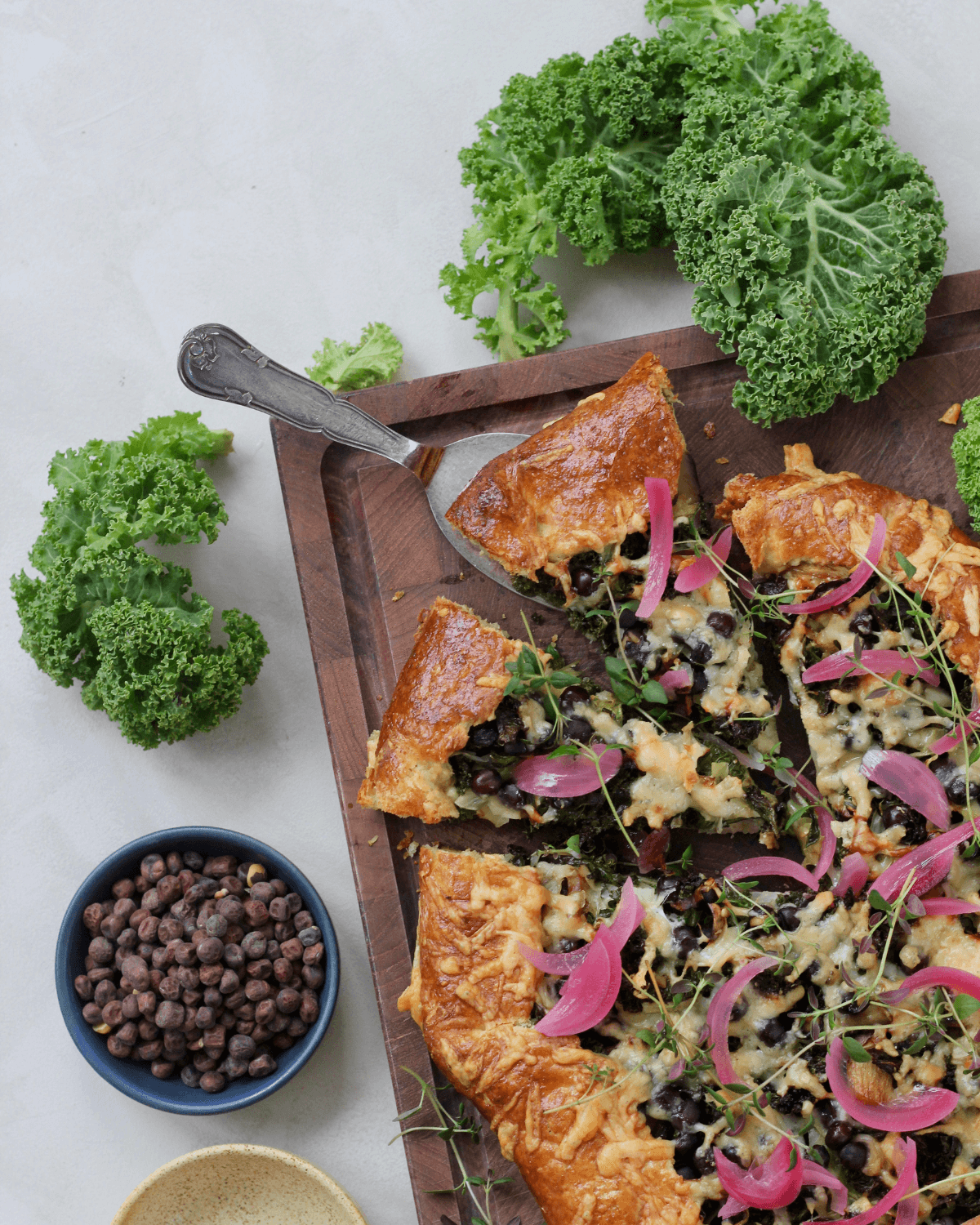 Galette med gråærter, kål og svampe
