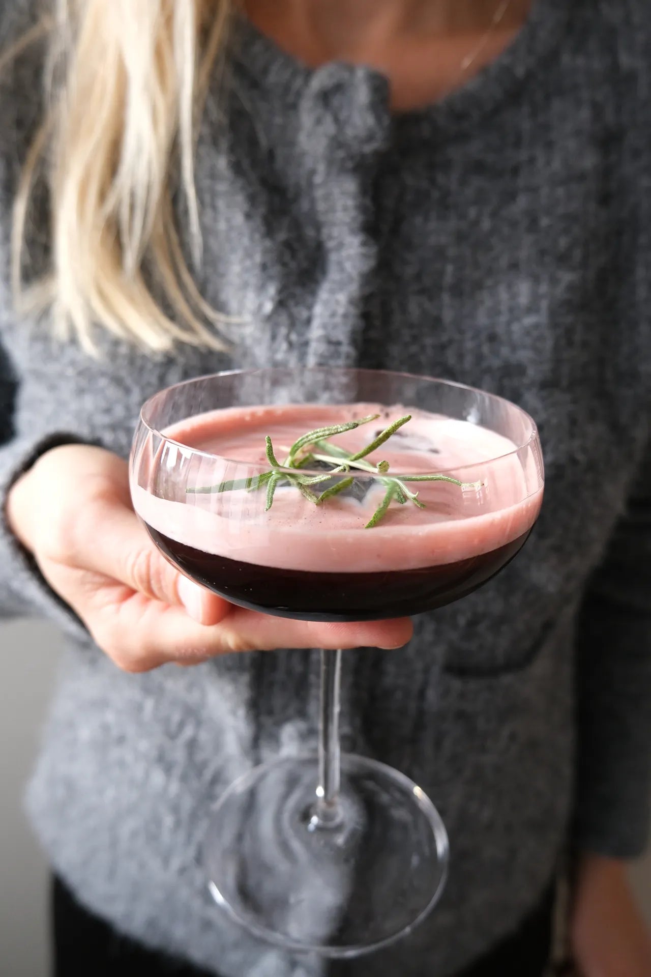 Gin Sour med kirsebærsirup og aquafaba
