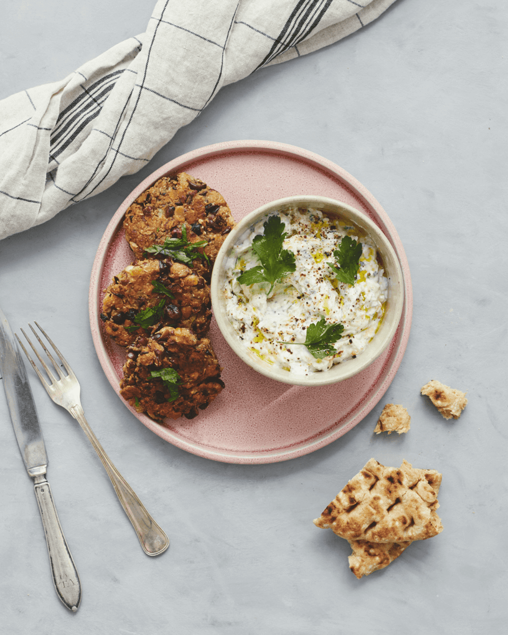 Græske frikadeller med hestebønner og ærtemel 