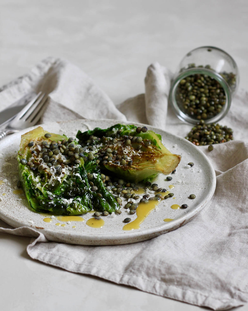 Grillet hjertesalat med Anicia linser og vesterhavsost