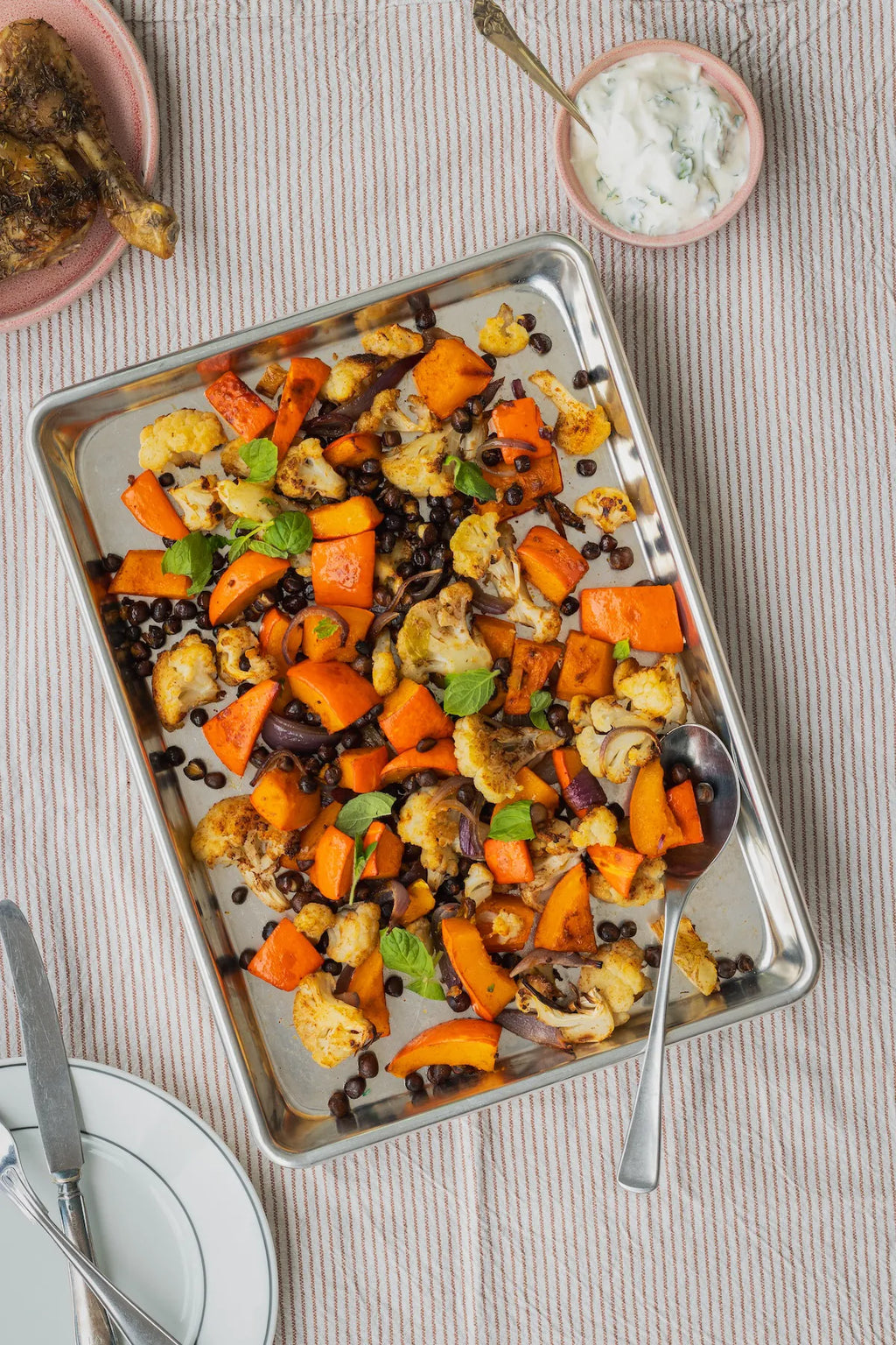 Krydret grøntsagsfad med gråærter 