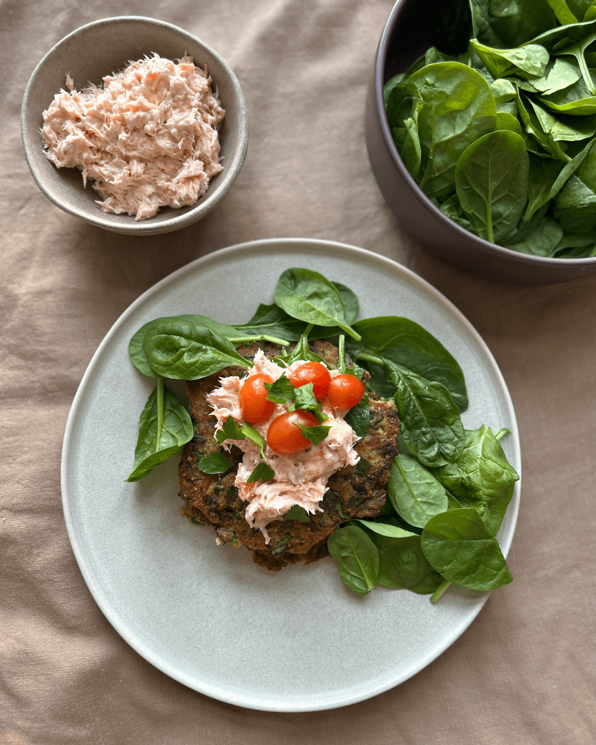 Grøntsagspandekager med laksesalat og spinat