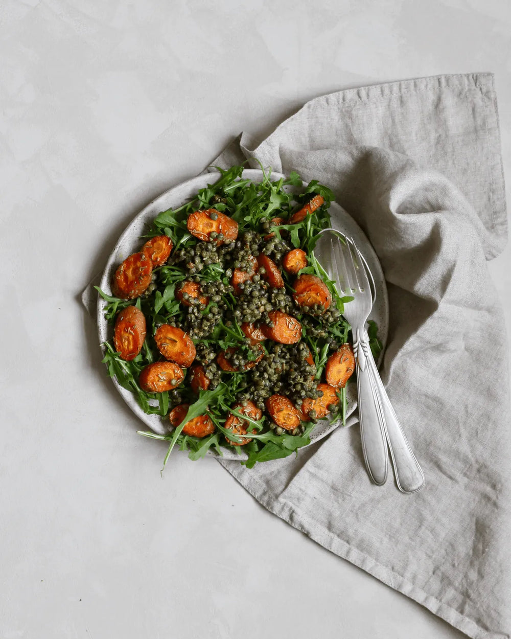 Salat med bagte gulerødder, rucola og pestolinser