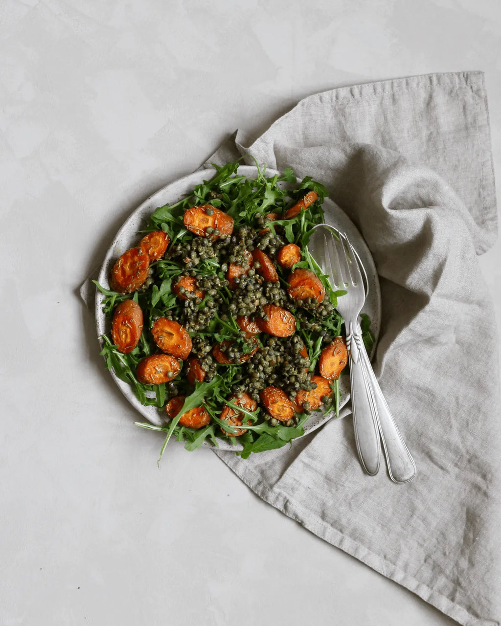 Salat med bagte gulerødder, rucola og pestolinser