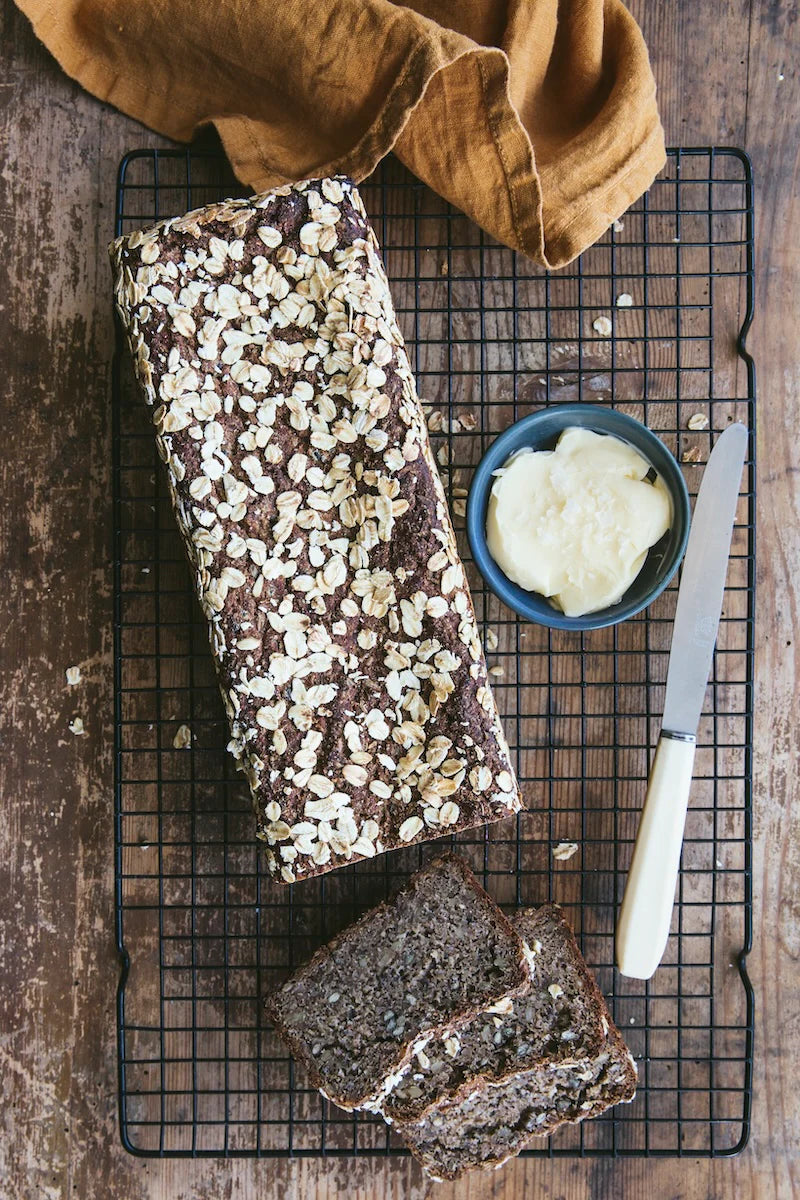Hjemmebagt fuldkornsrugbrød med danske linser og kerner