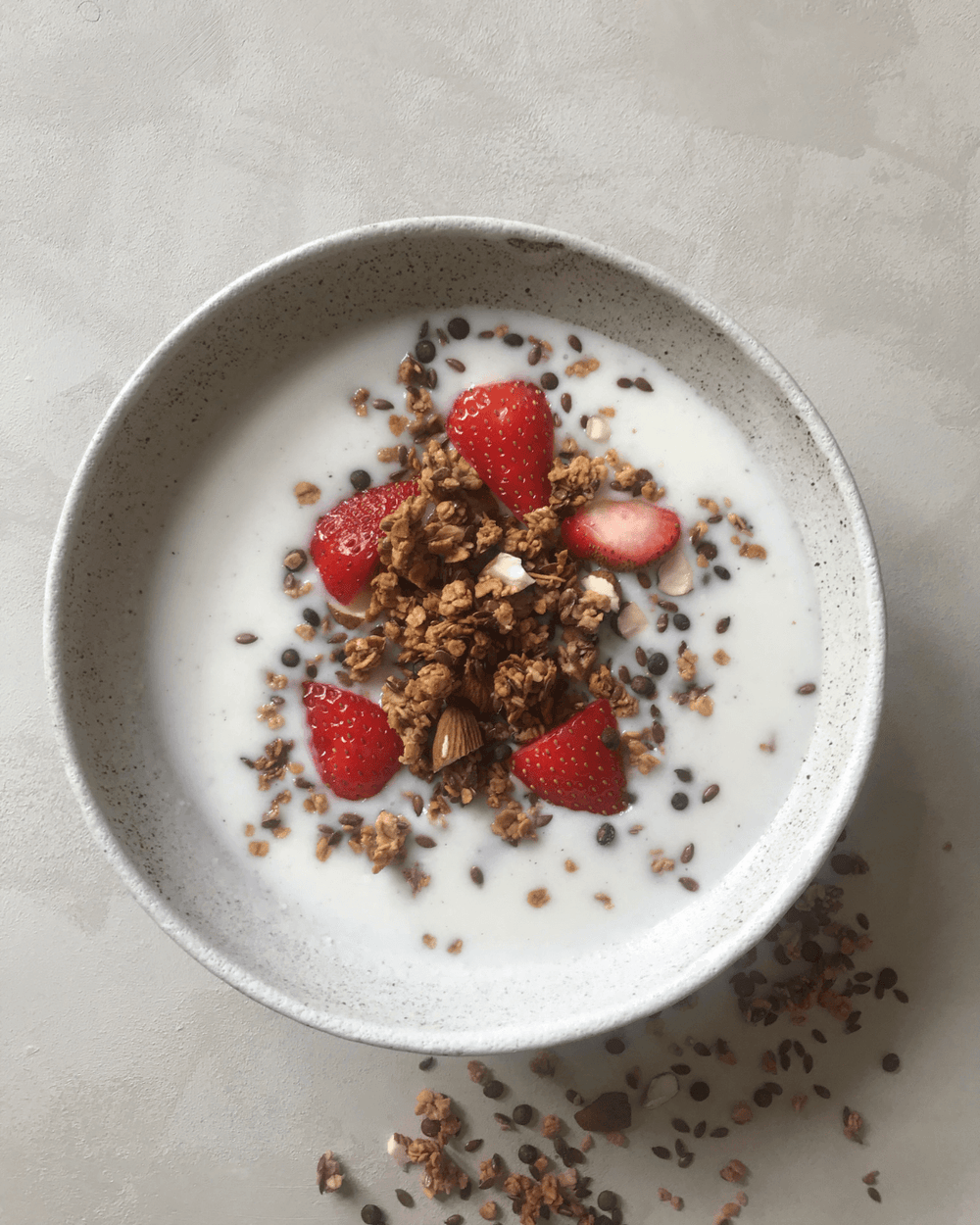 Hjemmelavet koldskål med jordbær og sprød granola med Anicia linser