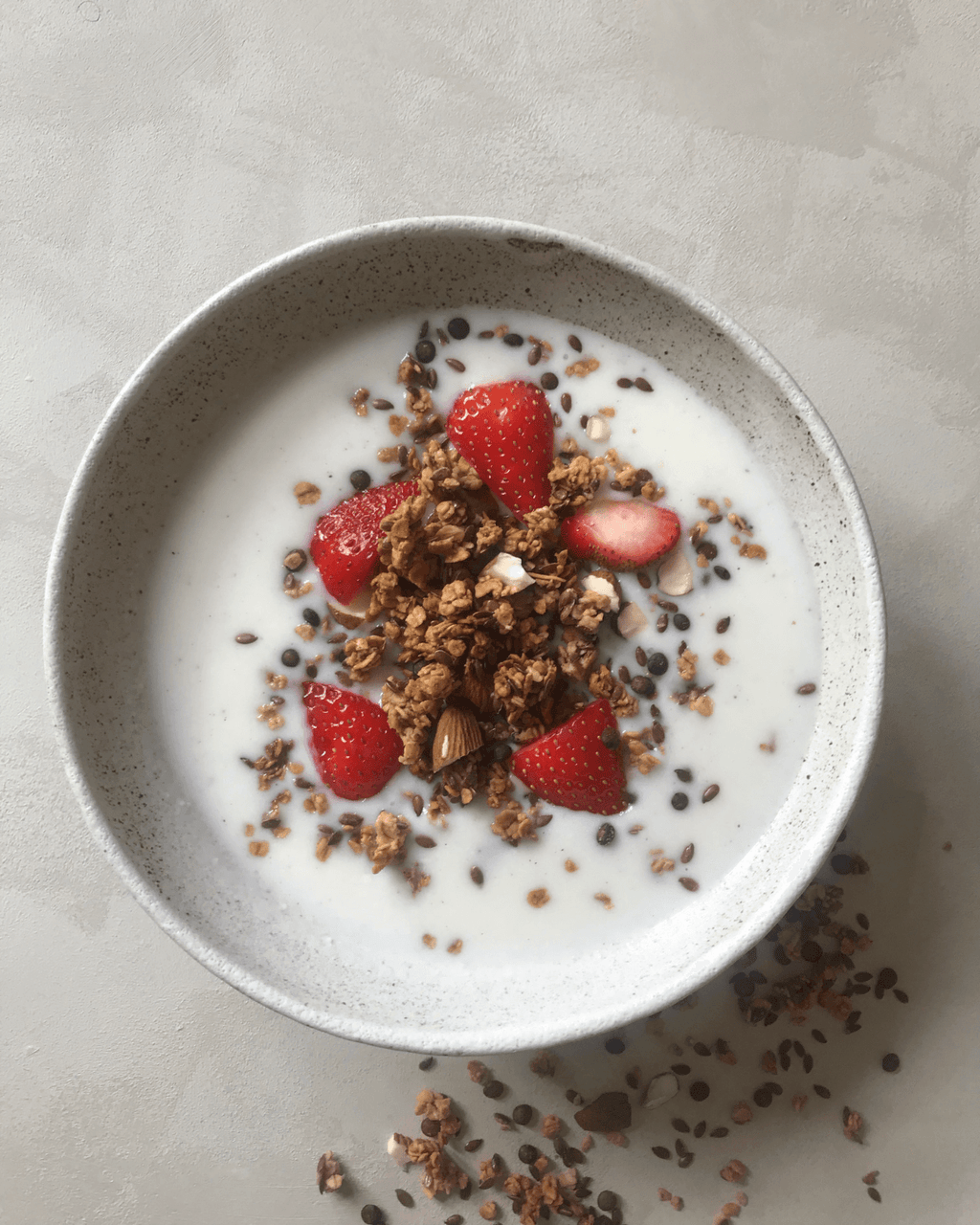 Hjemmelavet koldskål med jordbær og sprød granola med Anicia linser