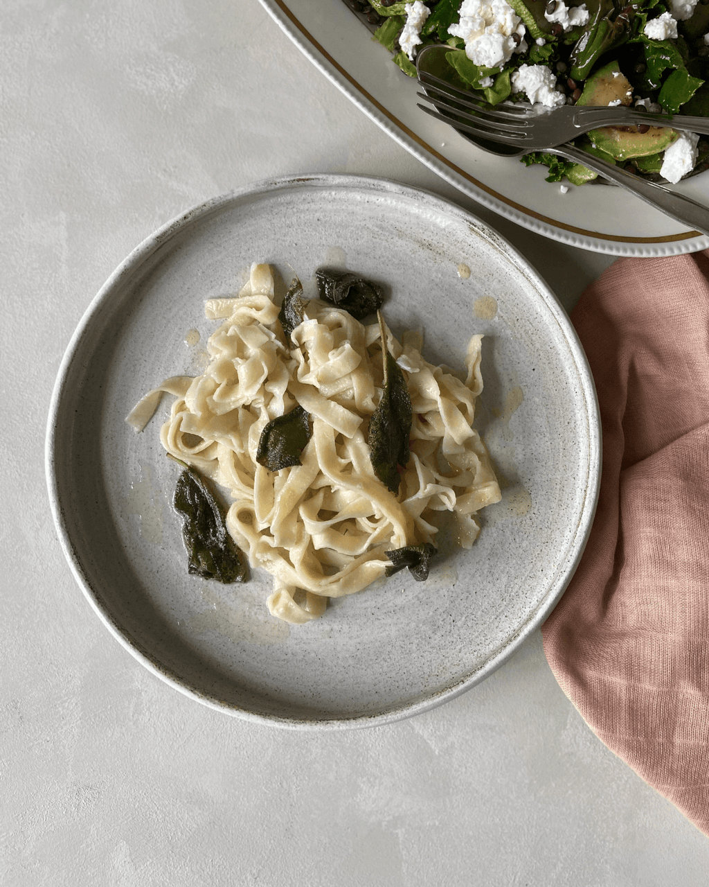 Hjemmelavet pasta med ærtemel og salviesmør