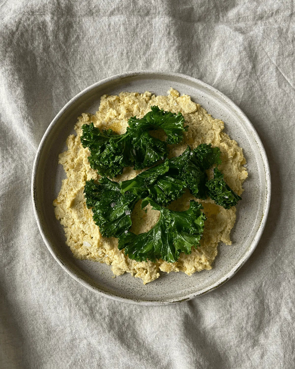 Hummus af gule Ingrid ærter toppet med stegt grønkål