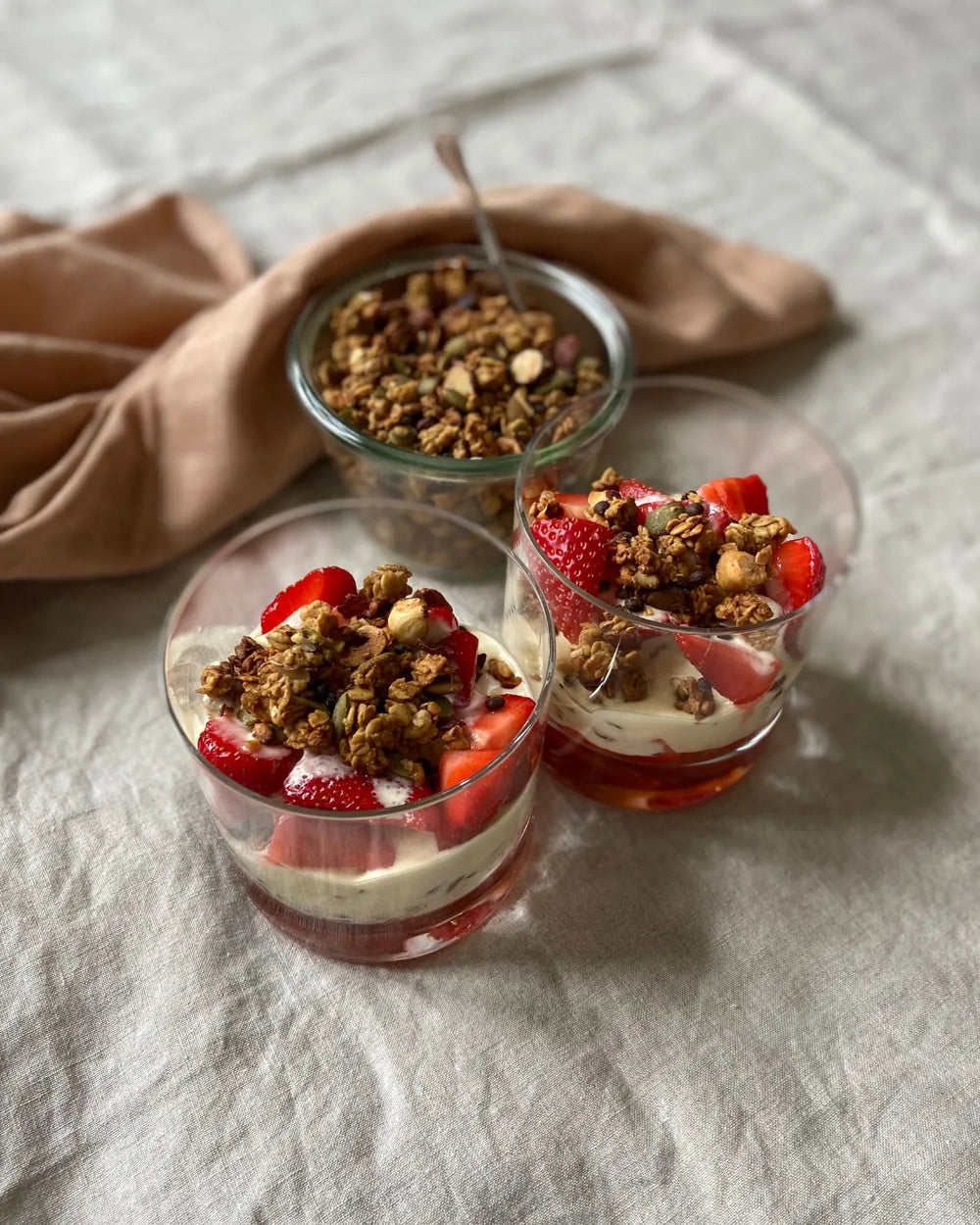 Jordbærtrifli med sprød linsegranola