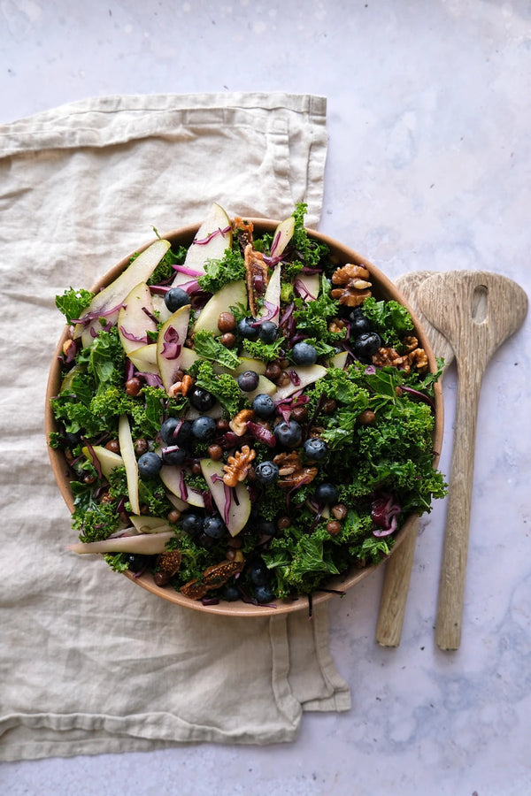 Kålsalat med pærer, valnødder og gråærter