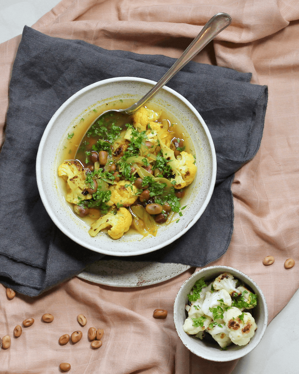 Karrysuppe med blomkål og hestebønner