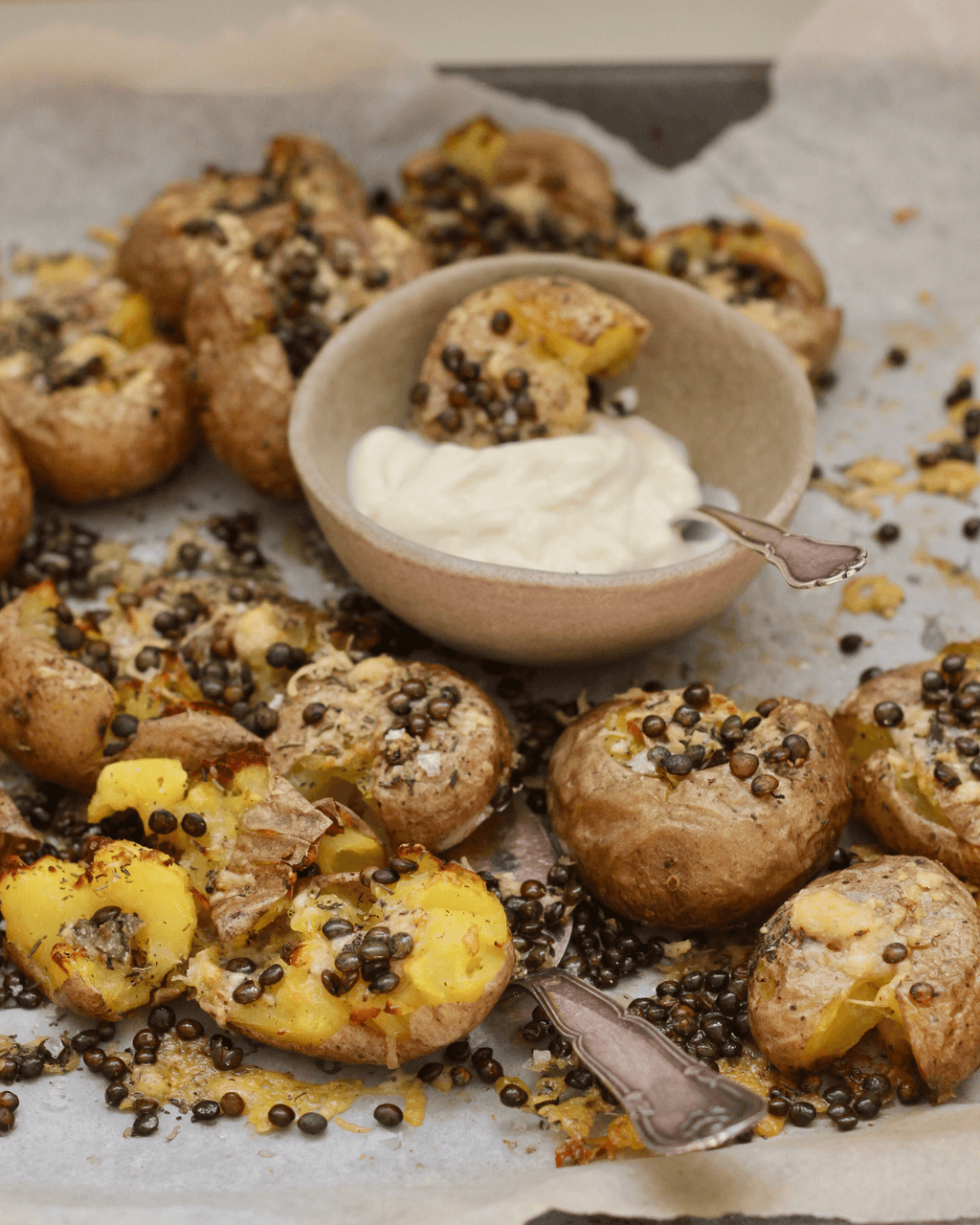 Knuste kartofler med sprøde Anicia linser og ost