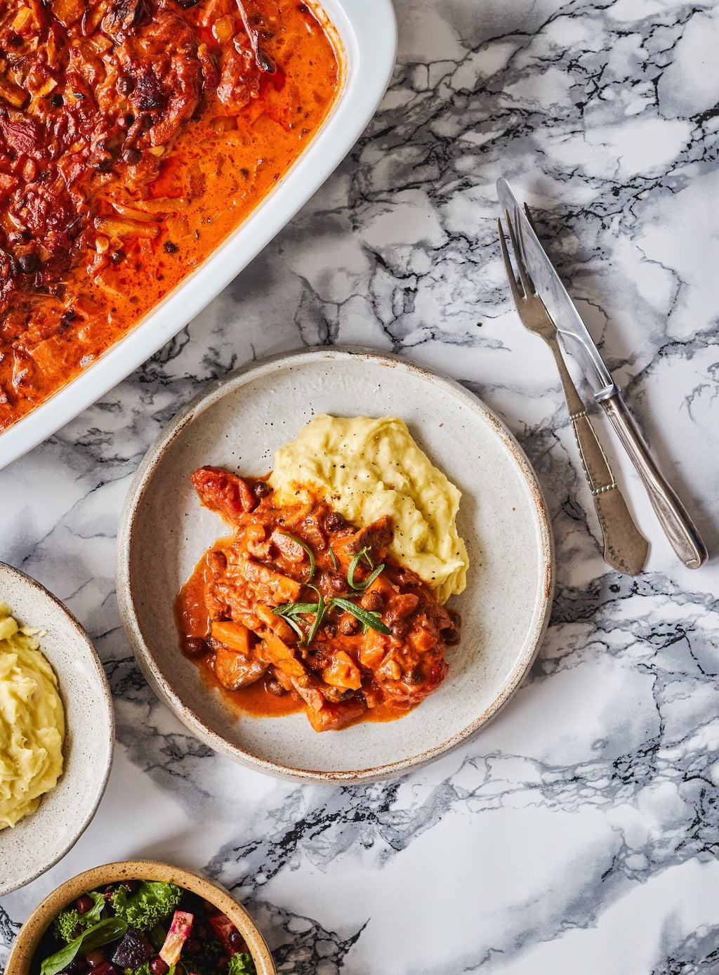 Koteletter i fad med gråærter