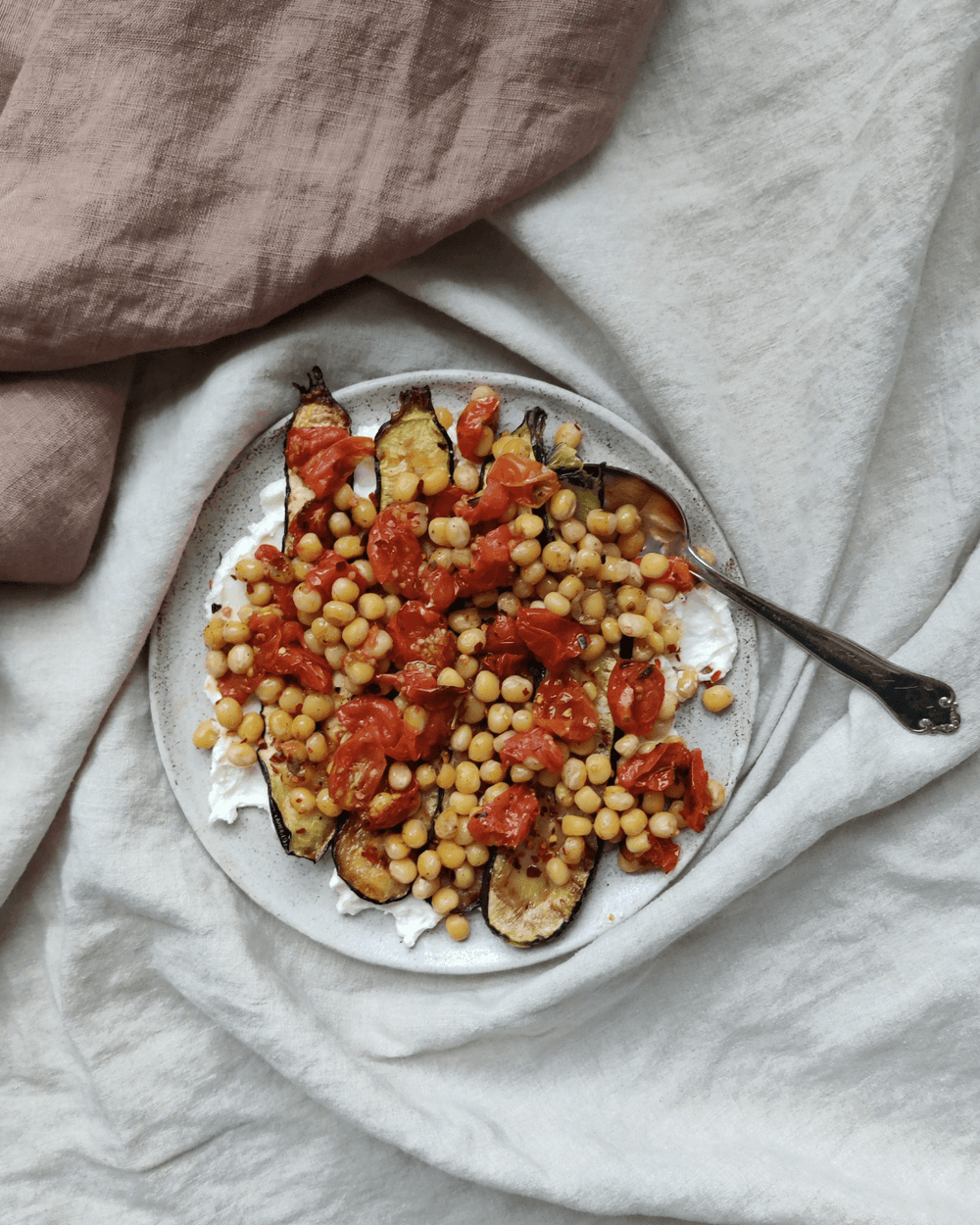 Labneh med ovnbagte tomater, squash og Ingrid ærter