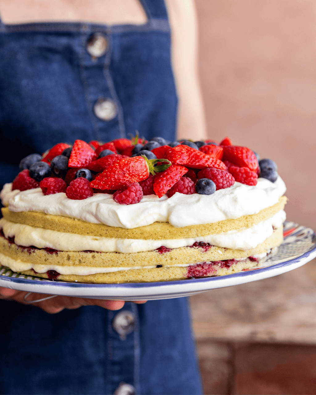 Lagkage med flødecreme, bær og bunde med Ingrid ærter