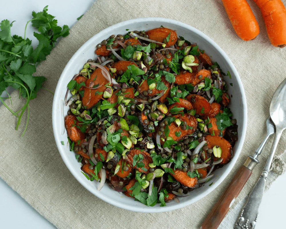 Linsesalat med bagte gulerødder, rødløg og pistacie