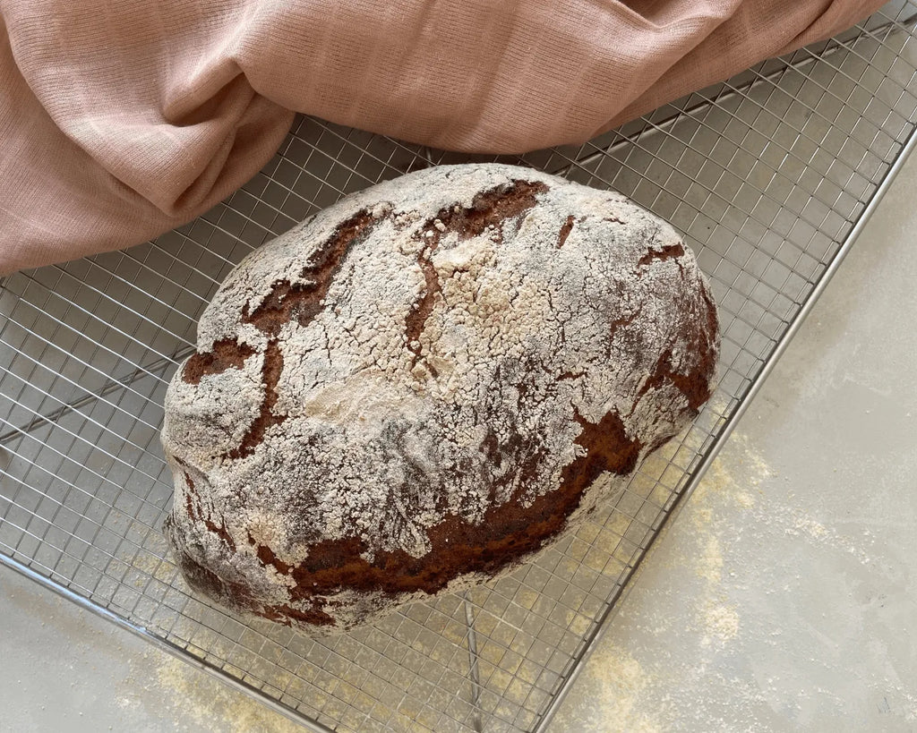 Nemt koldhævet brød med ærtemel