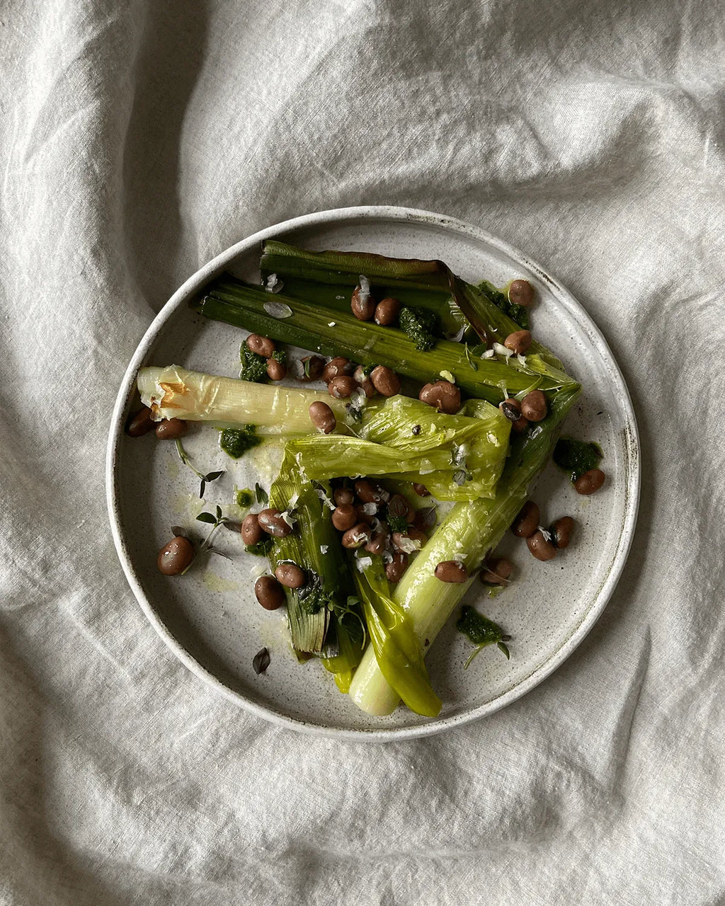 Ovnbagte porrer med marinerede hestebønner og grønkålspesto