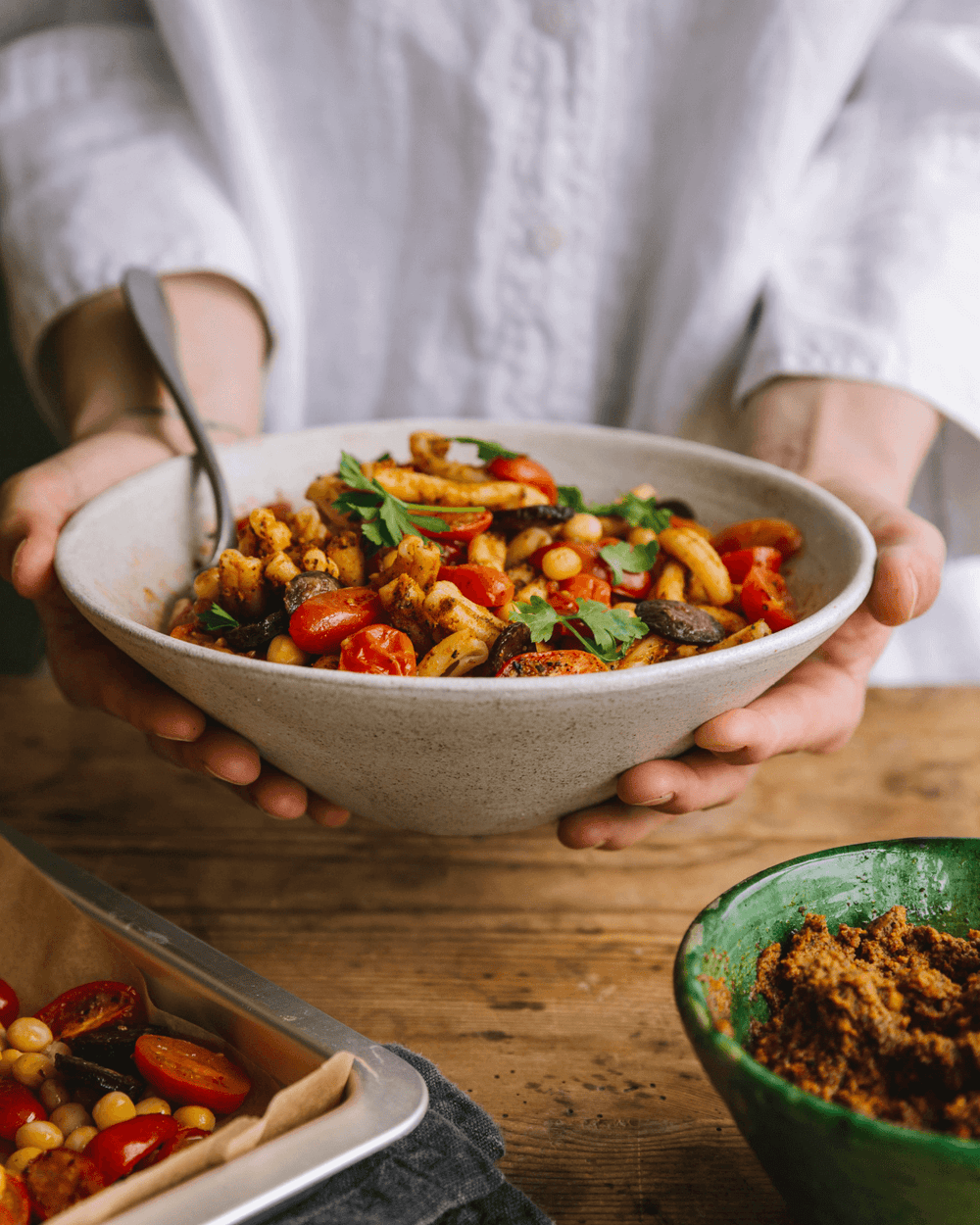 Pastasalat med bagte tomater, chorizo, linsepesto og Ingrid ærter