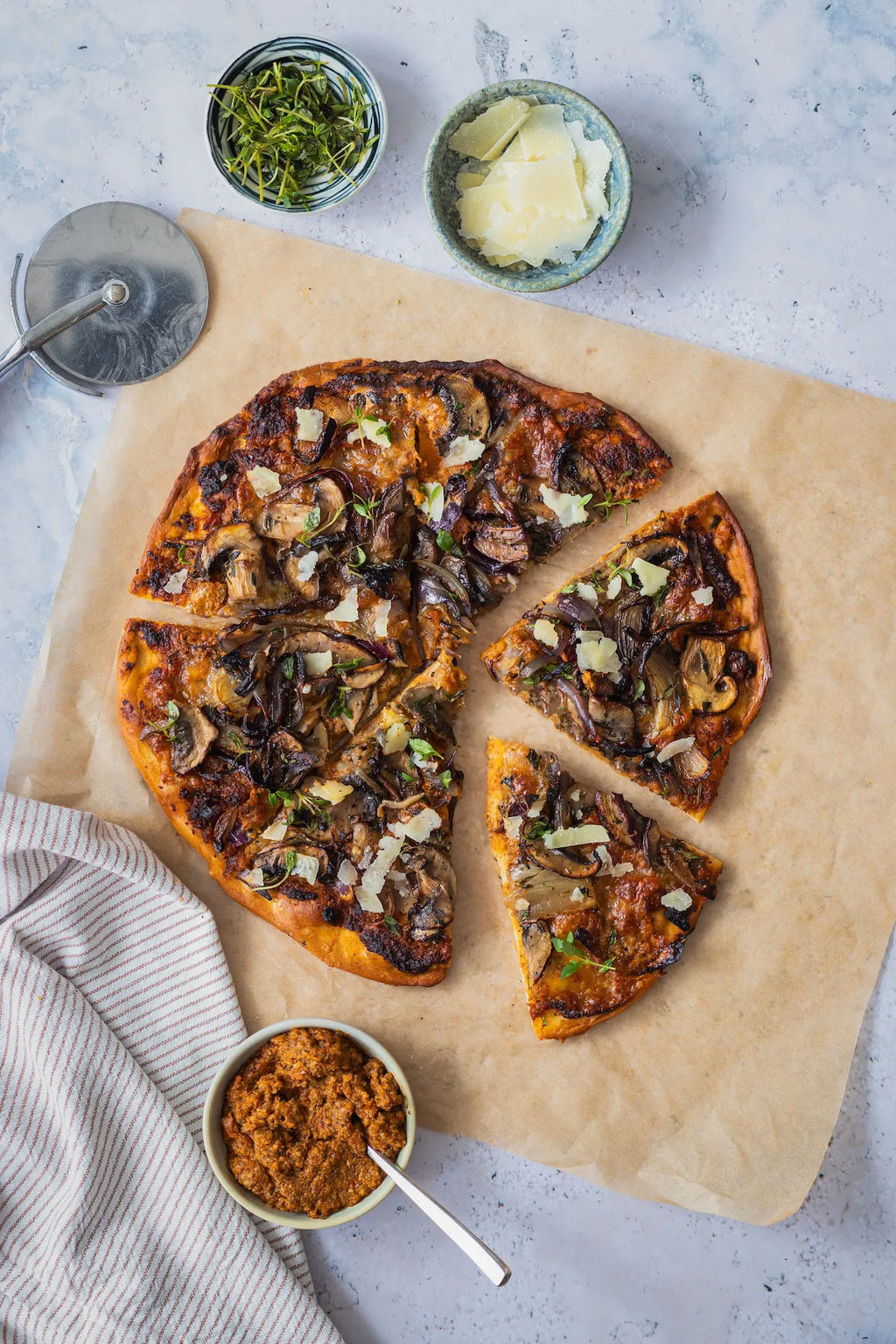 Pizza med rød linsepesto, svampe og rødløg