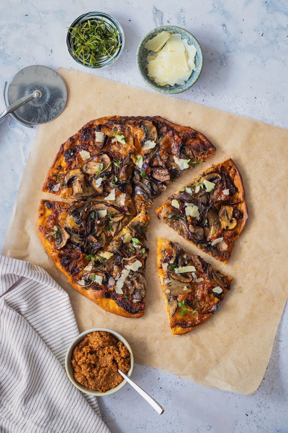 Pizza med rød linsepesto, svampe og rødløg