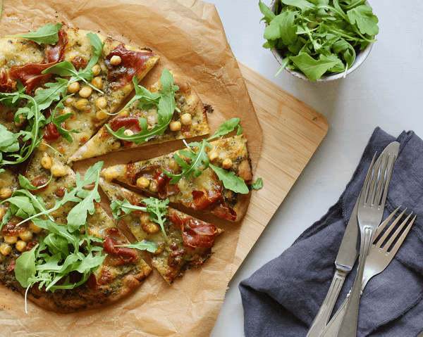 Pizza med grøn pesto, serrano skinke og Ingrid ærter
