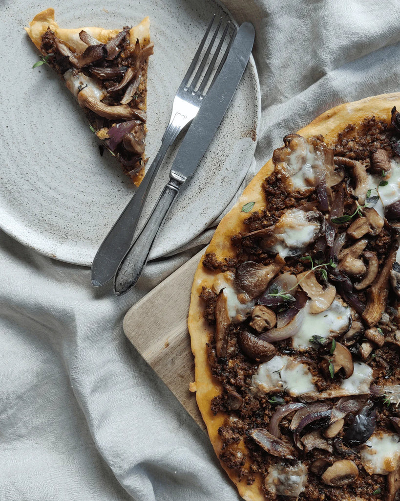 Pizza med rød linsepesto, svampe og rødløg