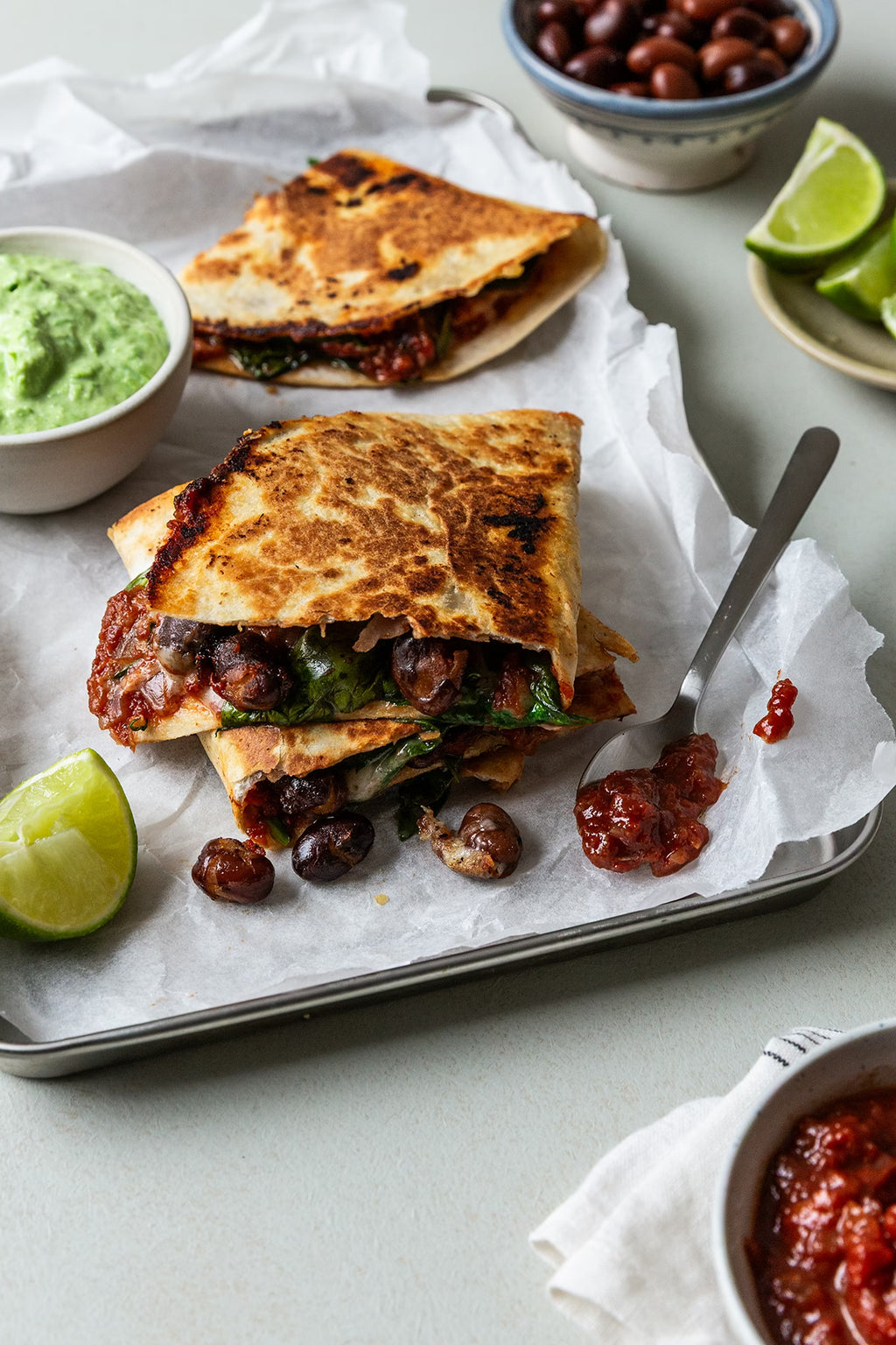 Quesadillas med hestebønner, hjemmelavet salsa, ost og spinat 