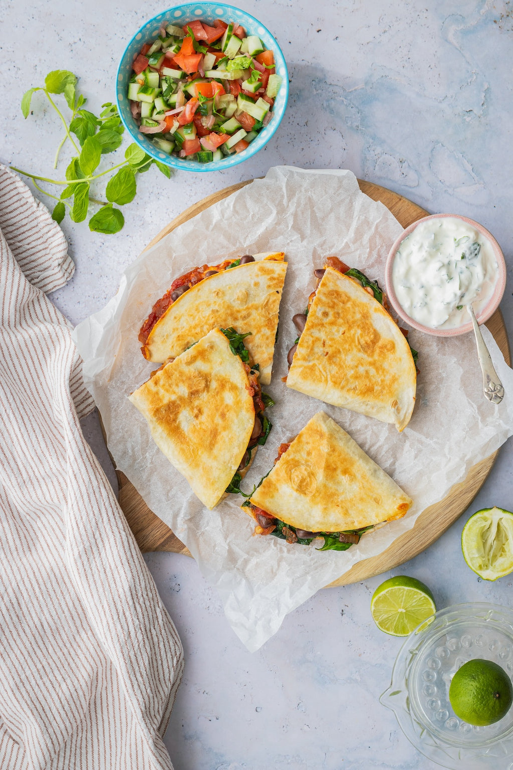 Quesadillas med hestebønner, hjemmelavet salsa, ost og spinat 