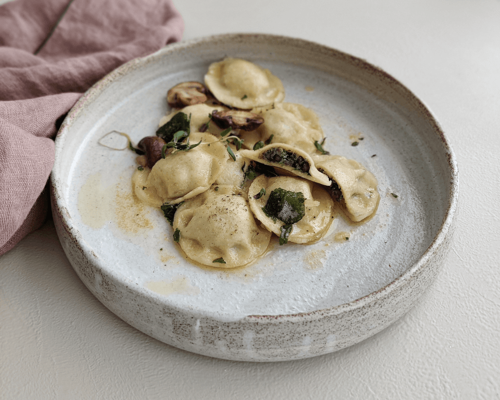Ravioli af ærtemel fyldt med Anicia linser, ricotta, svampe og spinat