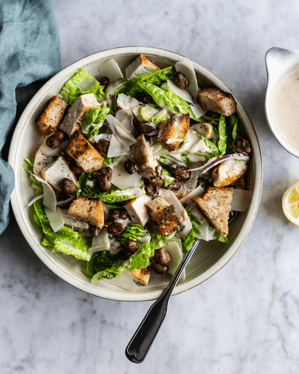 Salat a la cæsar med sprøde hestebønner