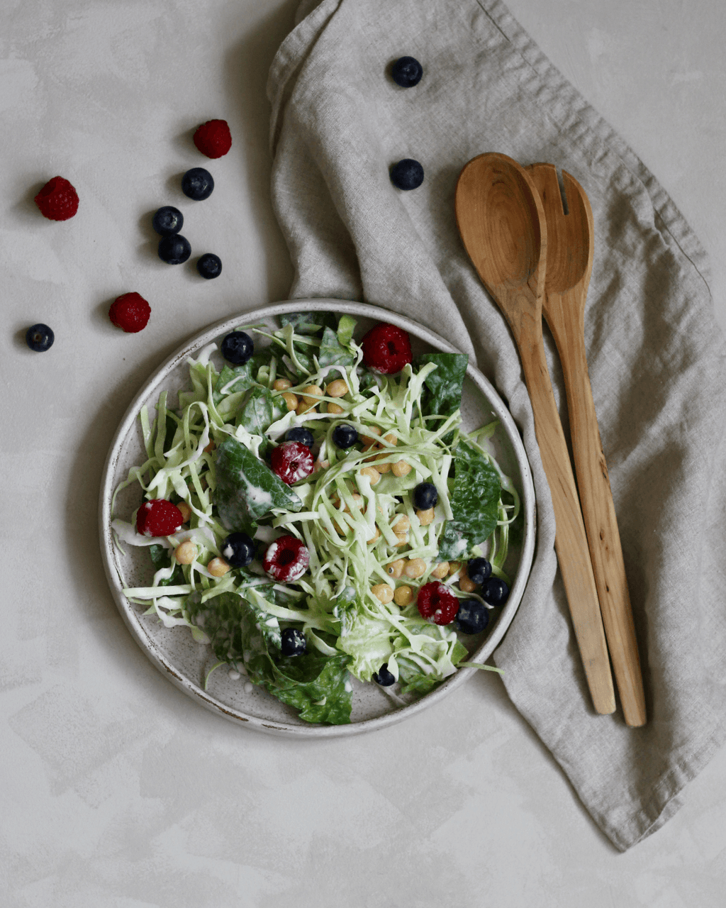 Salat med Ingrid ærter, bær og mormordressing
