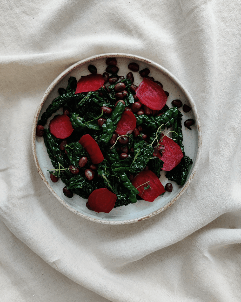 Salat med stegt palmekål, hestebønner og rødbede