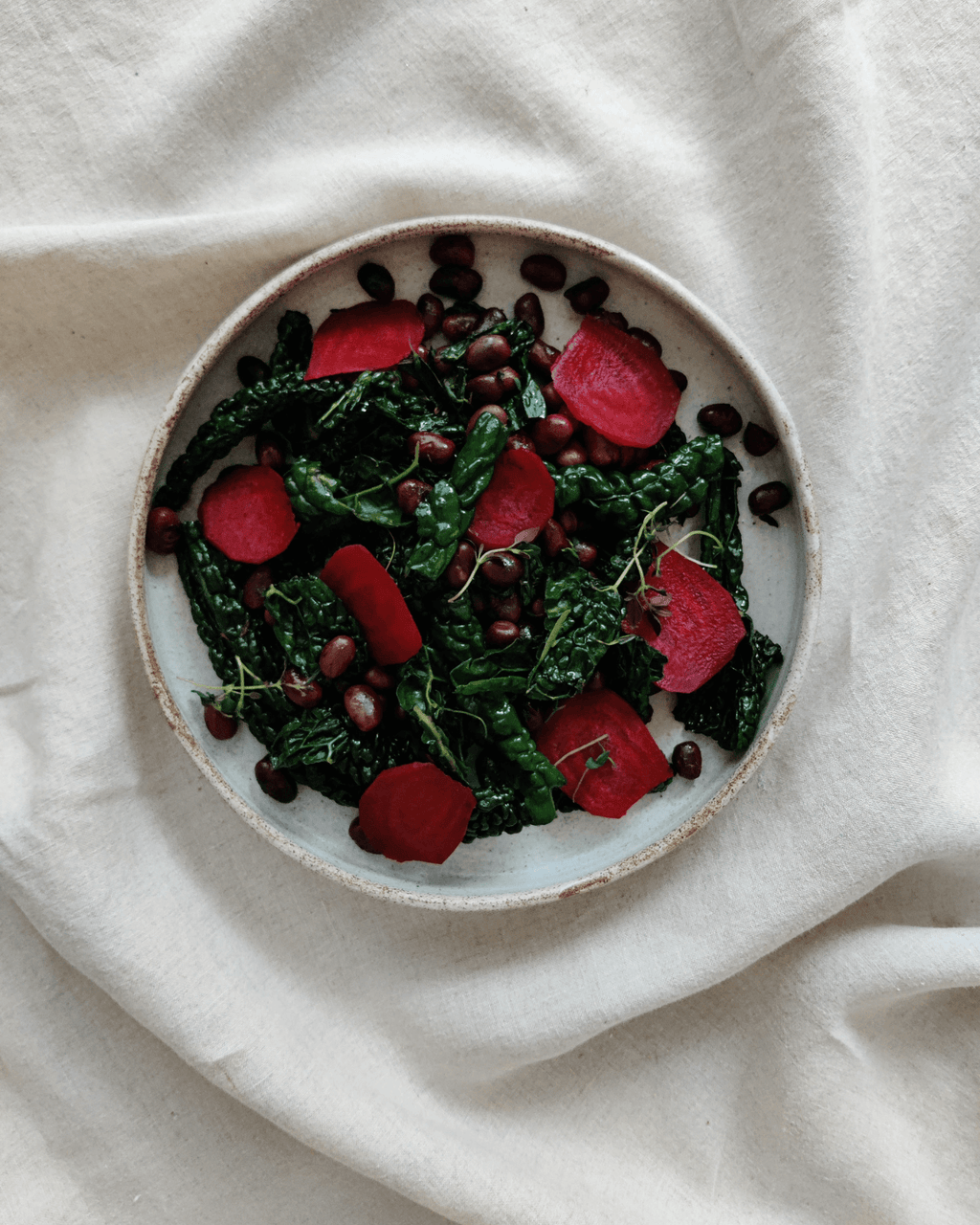 Salat med stegt palmekål, hestebønner og rødbede