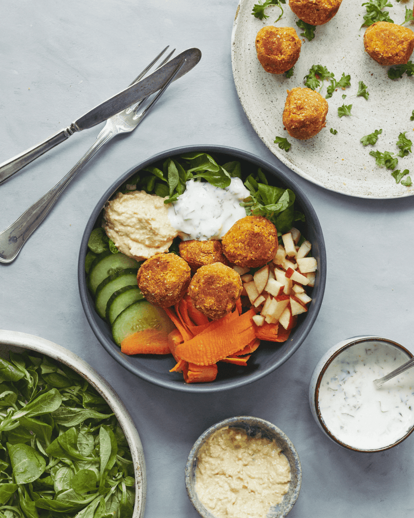 Salat bowl med falafler af Ingrid ærter og ærtemel