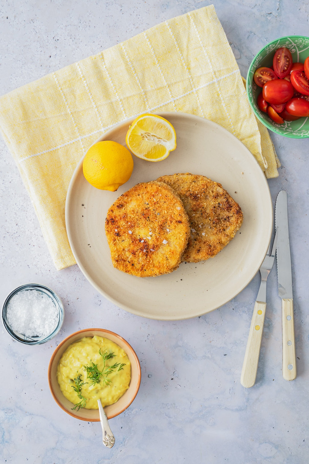 Paneret selleribøf med ærtemel