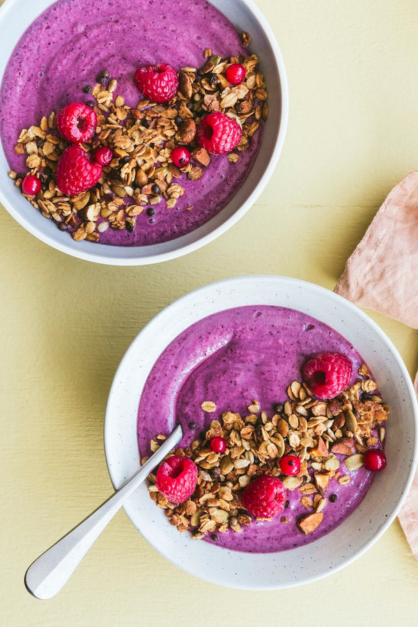 Smoothie bowl med banan og skovbær
