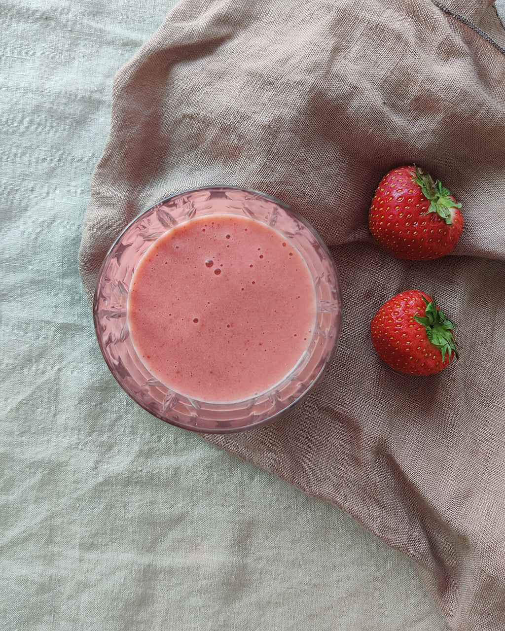 Smoothie med Ingrid ærter, danske jordbær, gulerod- og appelsinjuice