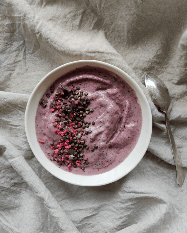 Smoothiebowl med Ingrid ærter, spinat, bær og Anicia linse chokoladeknas