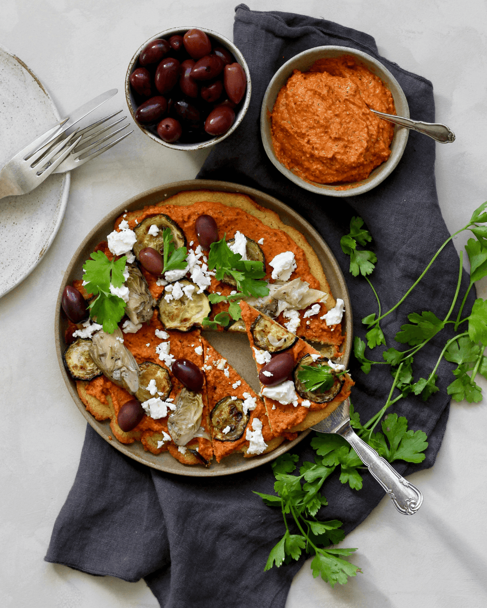 Socca med linse-romesco, squash, oliven og artiskok