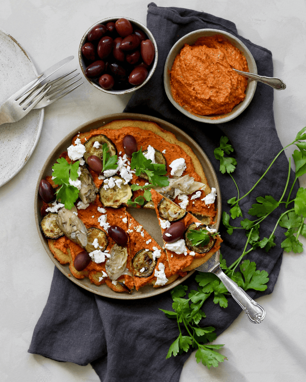 Socca med linse-romesco, squash, oliven og artiskok