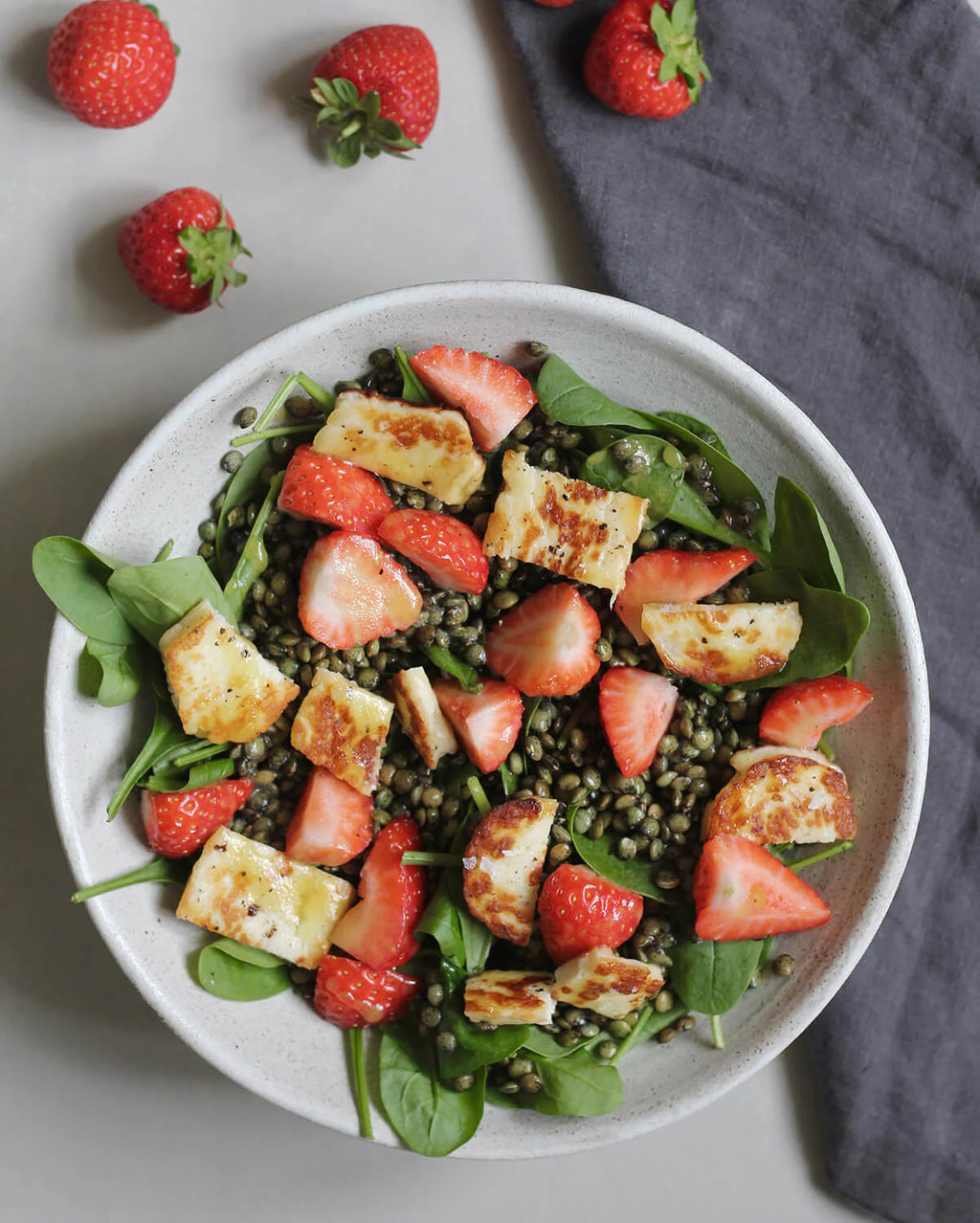 Sommersalat med Anicia linser, jordbær, spinat og halloumi