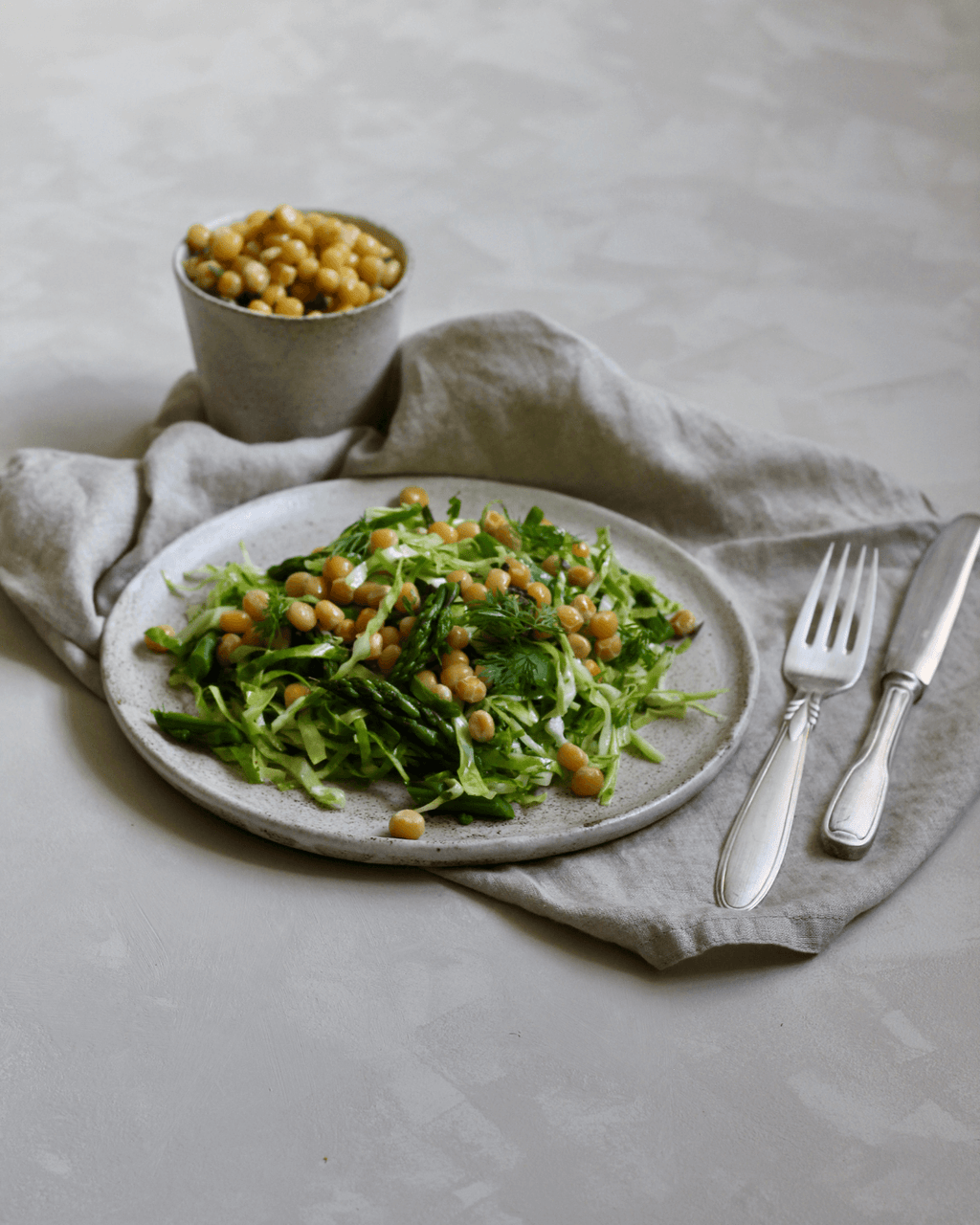 Spidskålssalat med Ingrid ærter og grønne asparges