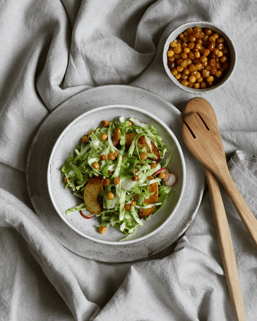 Spidskålssalat med stegte nektariner og Ingrid ærter