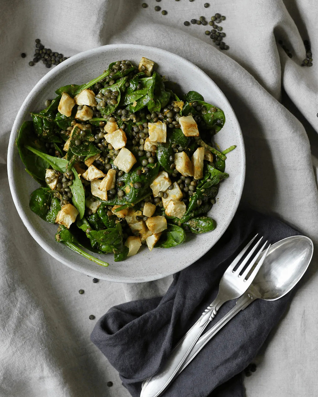 Spinatsalat med bagt knoldselleri og Anicia linser
