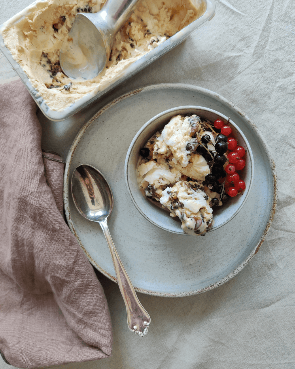 Vaniljeis med saltkaramel og sprøde Anicia linser