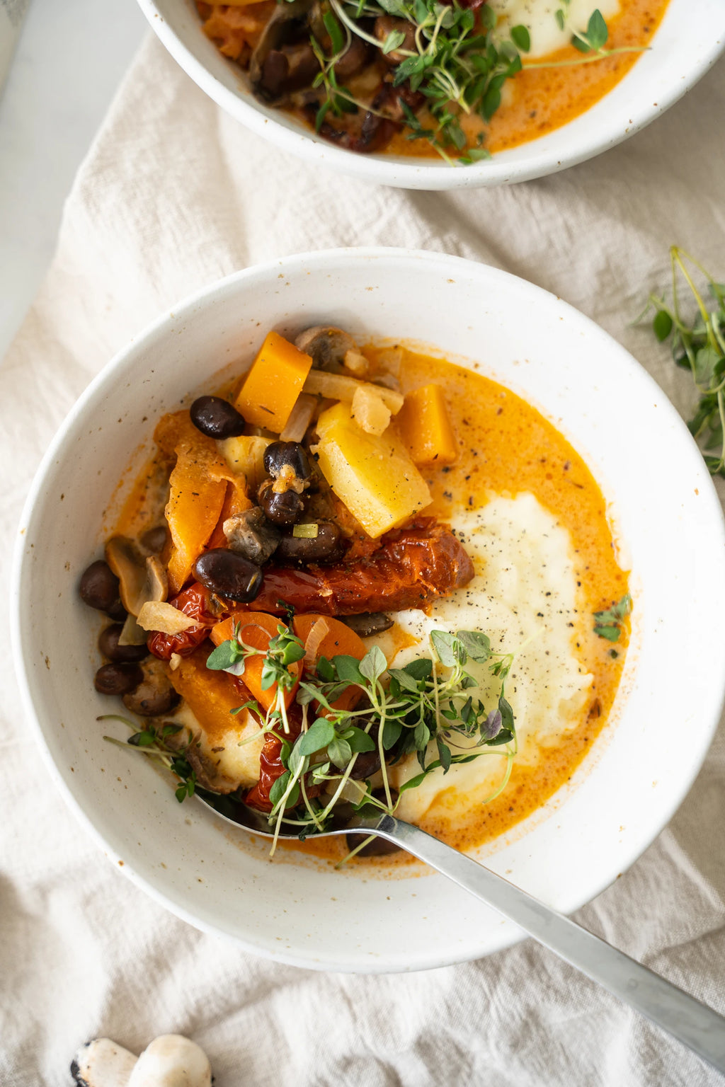 Vegetarisk svampefad med hestebønner